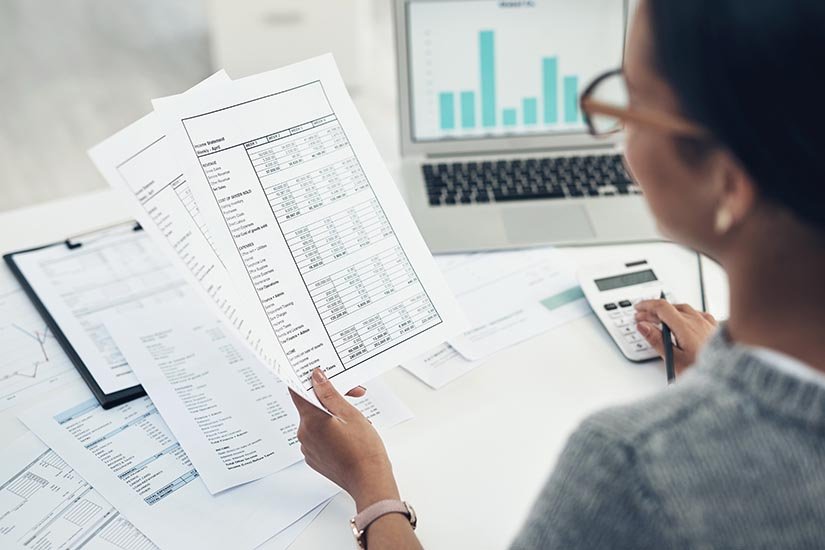 pessoa fazendo controle de folha de pagamentos de uma empresa