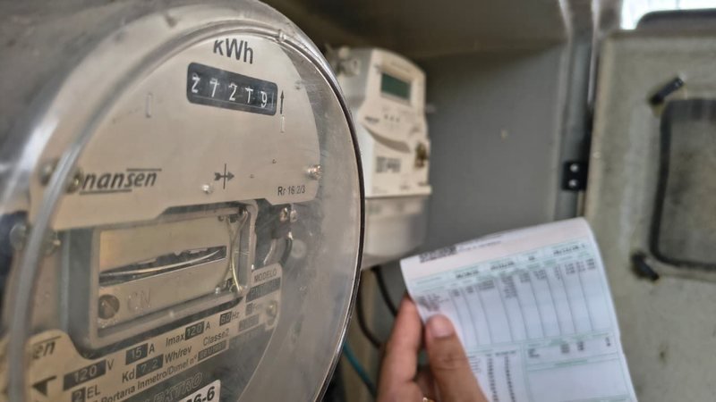pessoa-no-controle-de-consumo-de-agua-e-luz