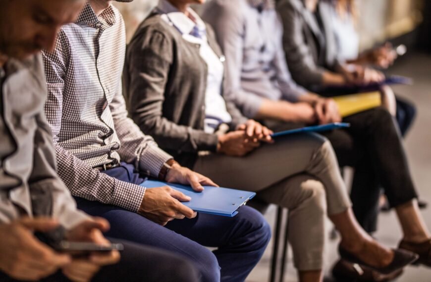 Profissionais de recursos humanos realizando entrevista de emprego para recrutamento e seleção de pessoas