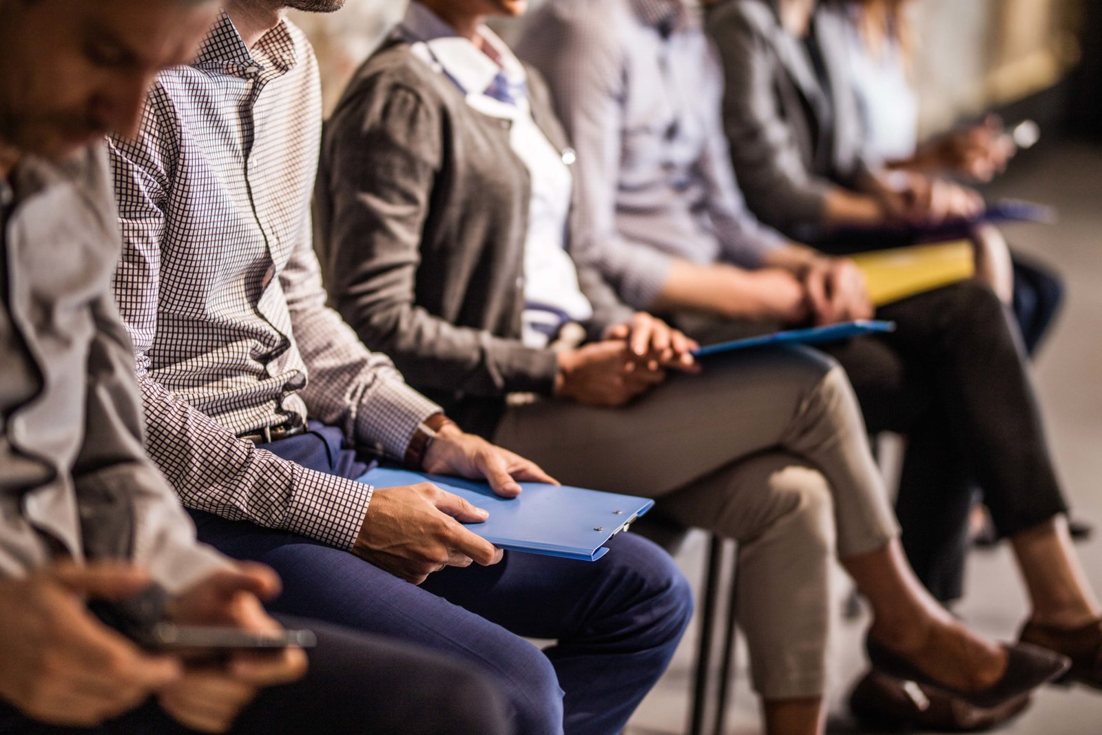 Profissionais de recursos humanos realizando entrevista de emprego para recrutamento e seleção de pessoas